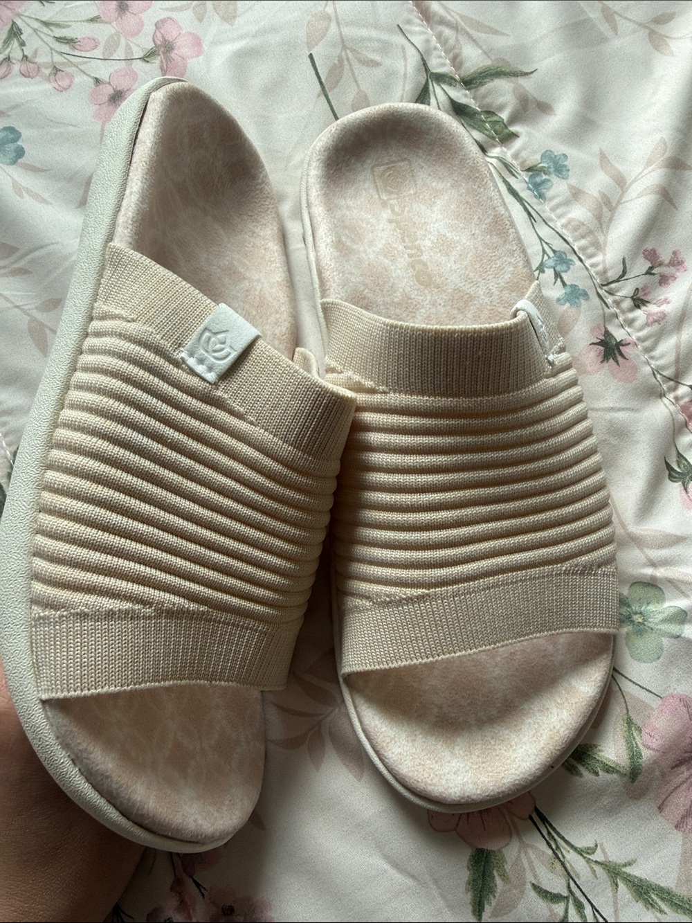 Spenco odessa Slide with Elastic Ribbed Strap in bleached sand color size 9